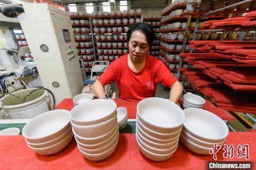 出口订单稳步增长 山西应县陶瓷企业工人生产忙